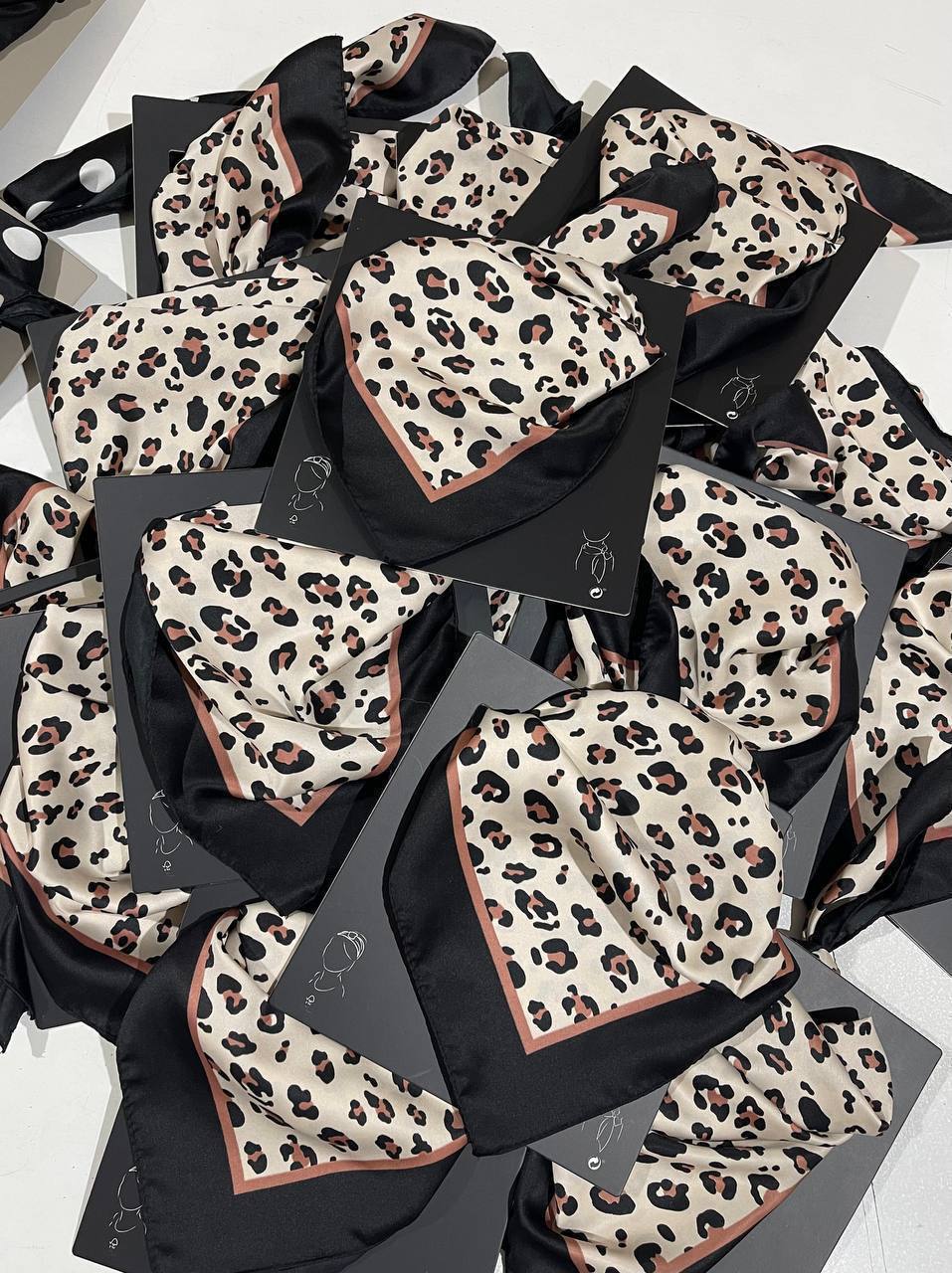 Elegance Roar Foular